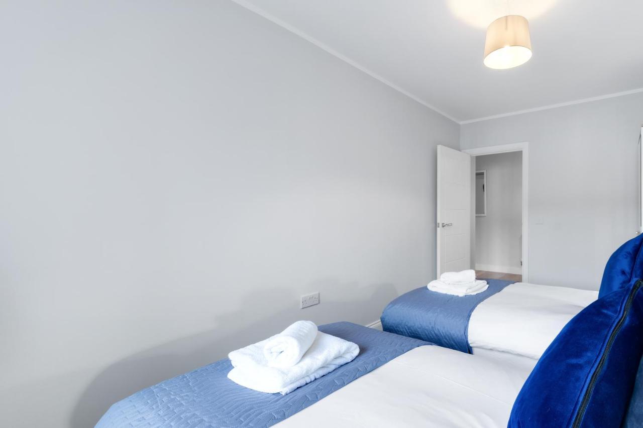 2 Bedroom Penthouse With Parking High Wycombe By 360Stays Extérieur photo