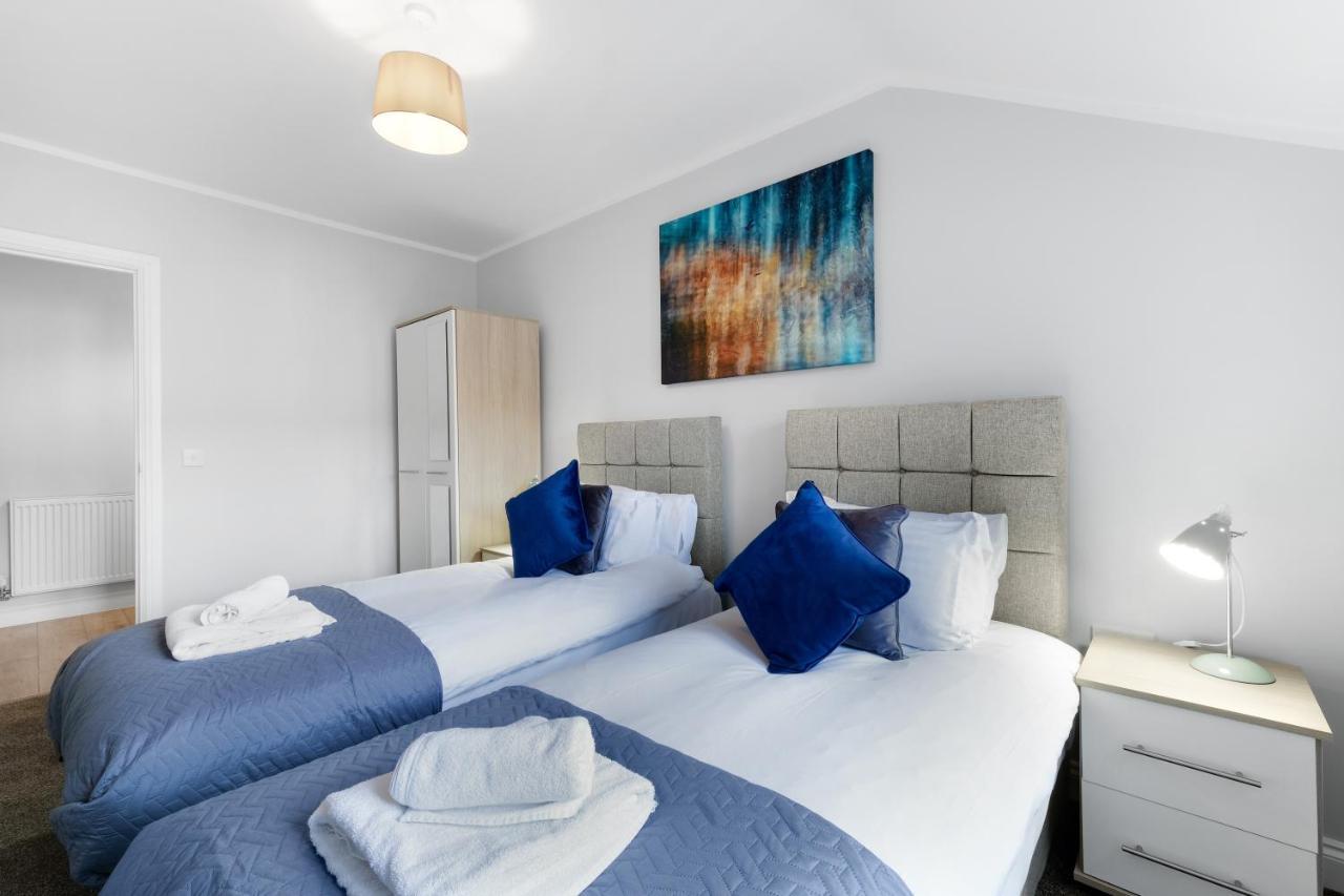 2 Bedroom Penthouse With Parking High Wycombe By 360Stays Extérieur photo