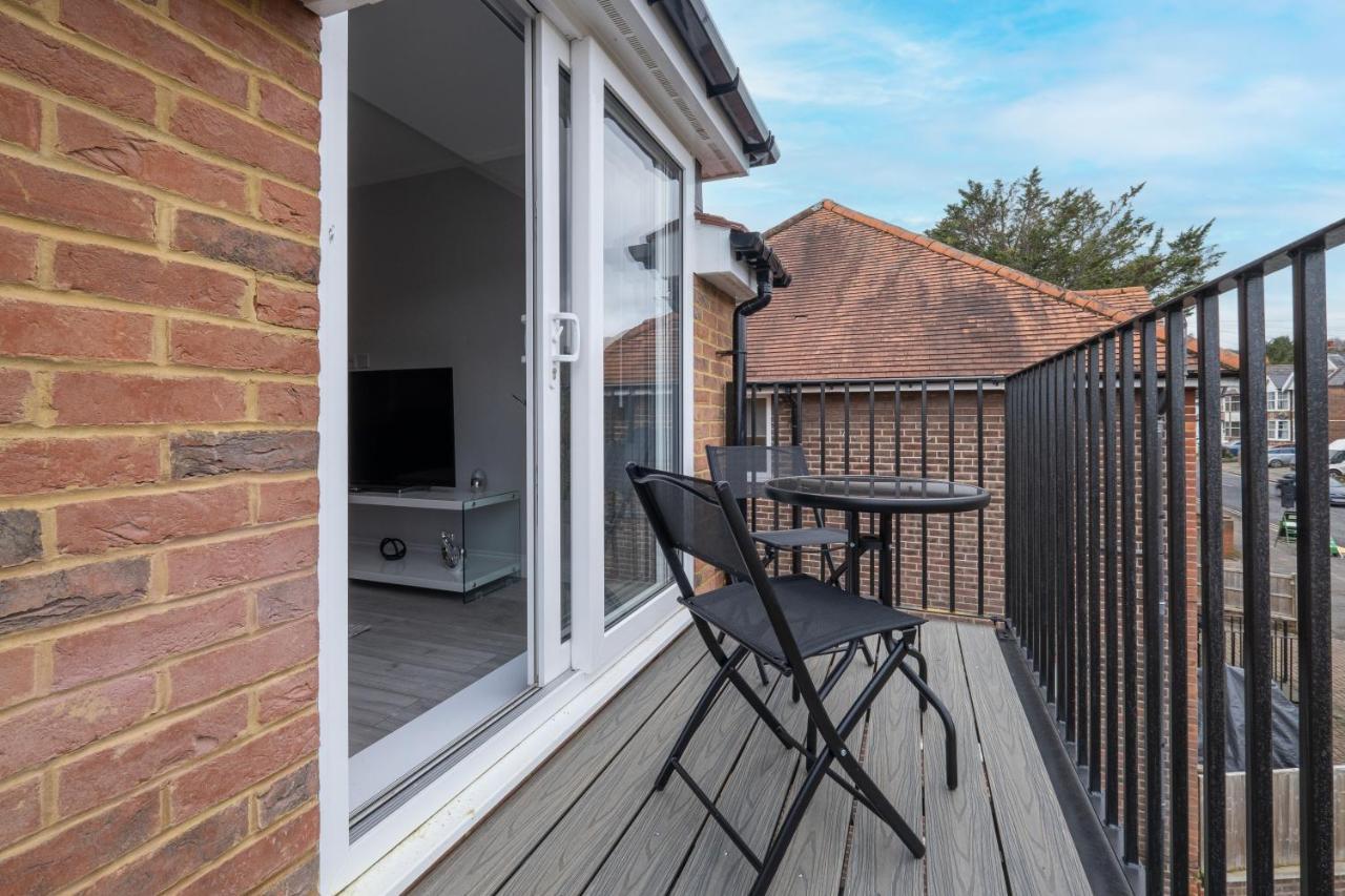 2 Bedroom Penthouse With Parking High Wycombe By 360Stays Extérieur photo