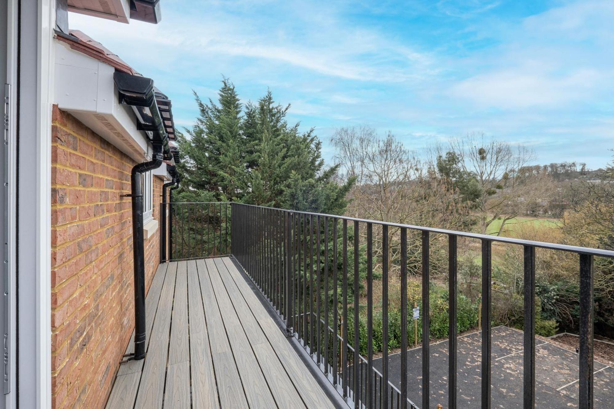 2 Bedroom Penthouse With Parking High Wycombe By 360Stays Extérieur photo