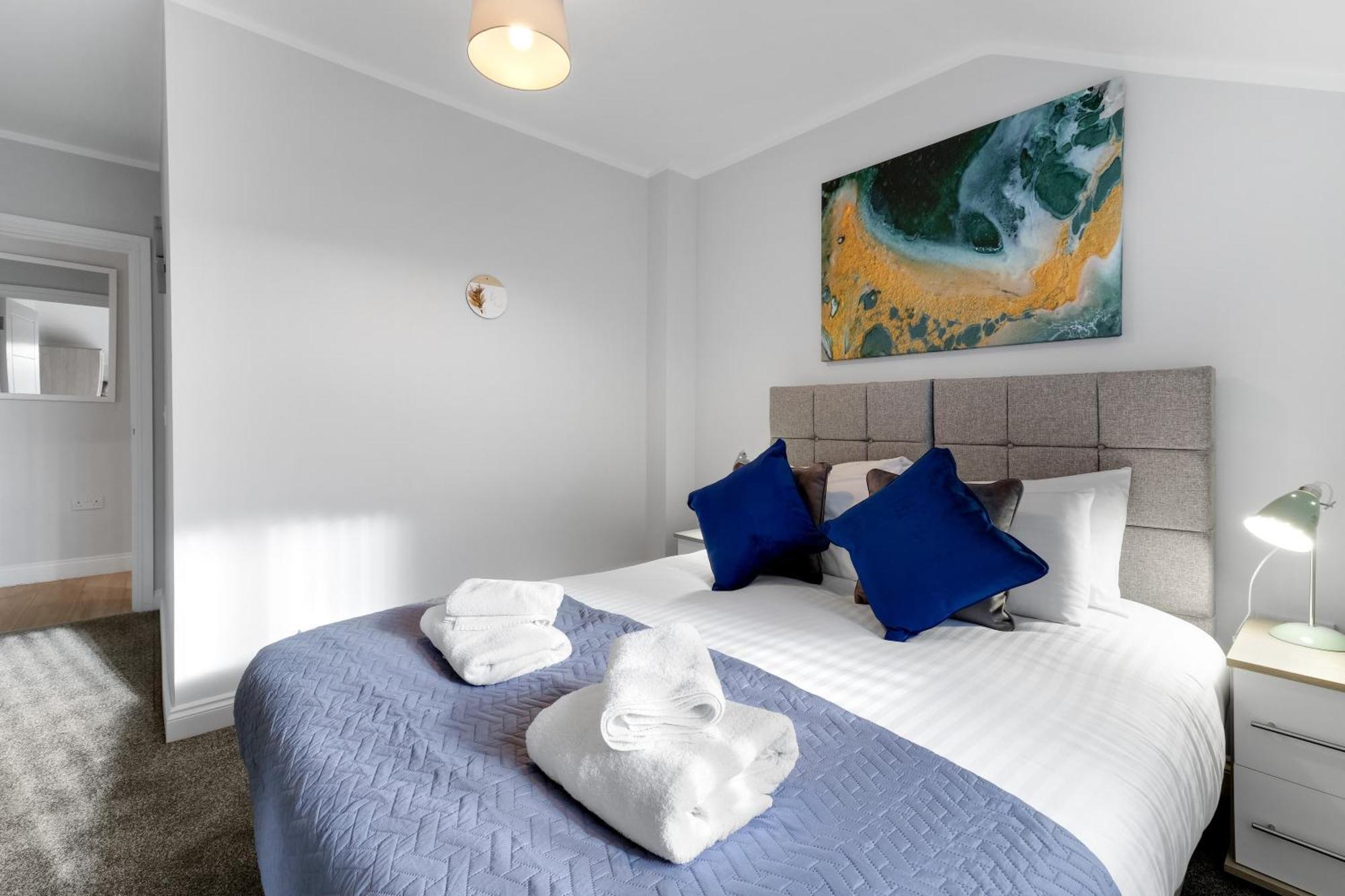 2 Bedroom Penthouse With Parking High Wycombe By 360Stays Extérieur photo