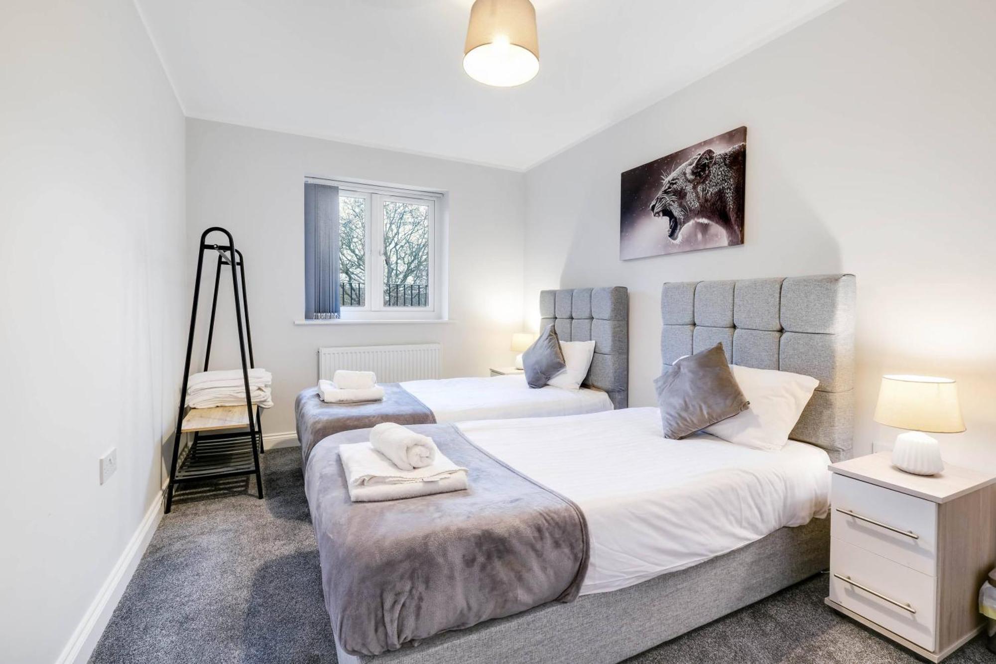 2 Bedroom Penthouse With Parking High Wycombe By 360Stays Extérieur photo