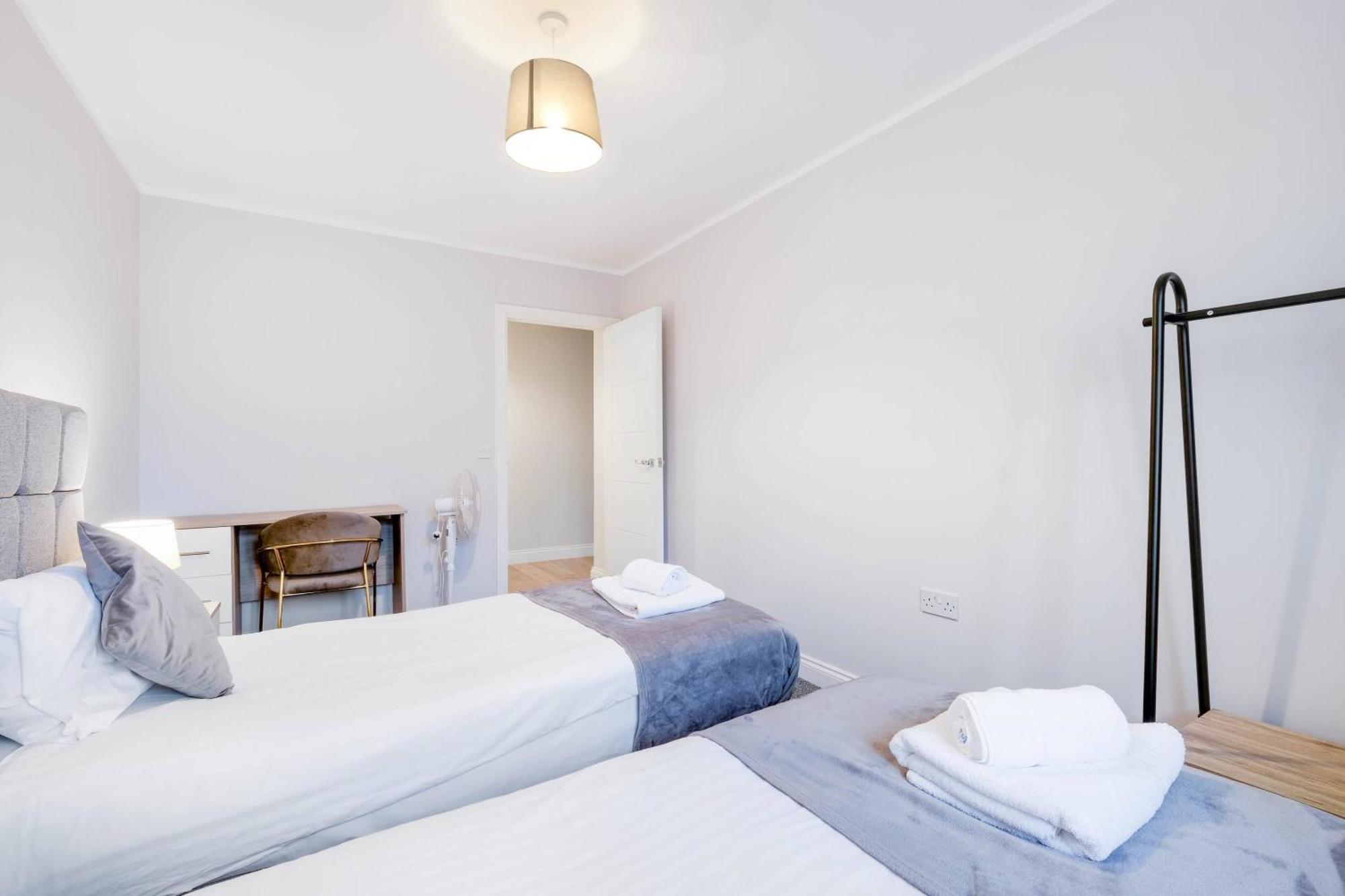 2 Bedroom Penthouse With Parking High Wycombe By 360Stays Extérieur photo