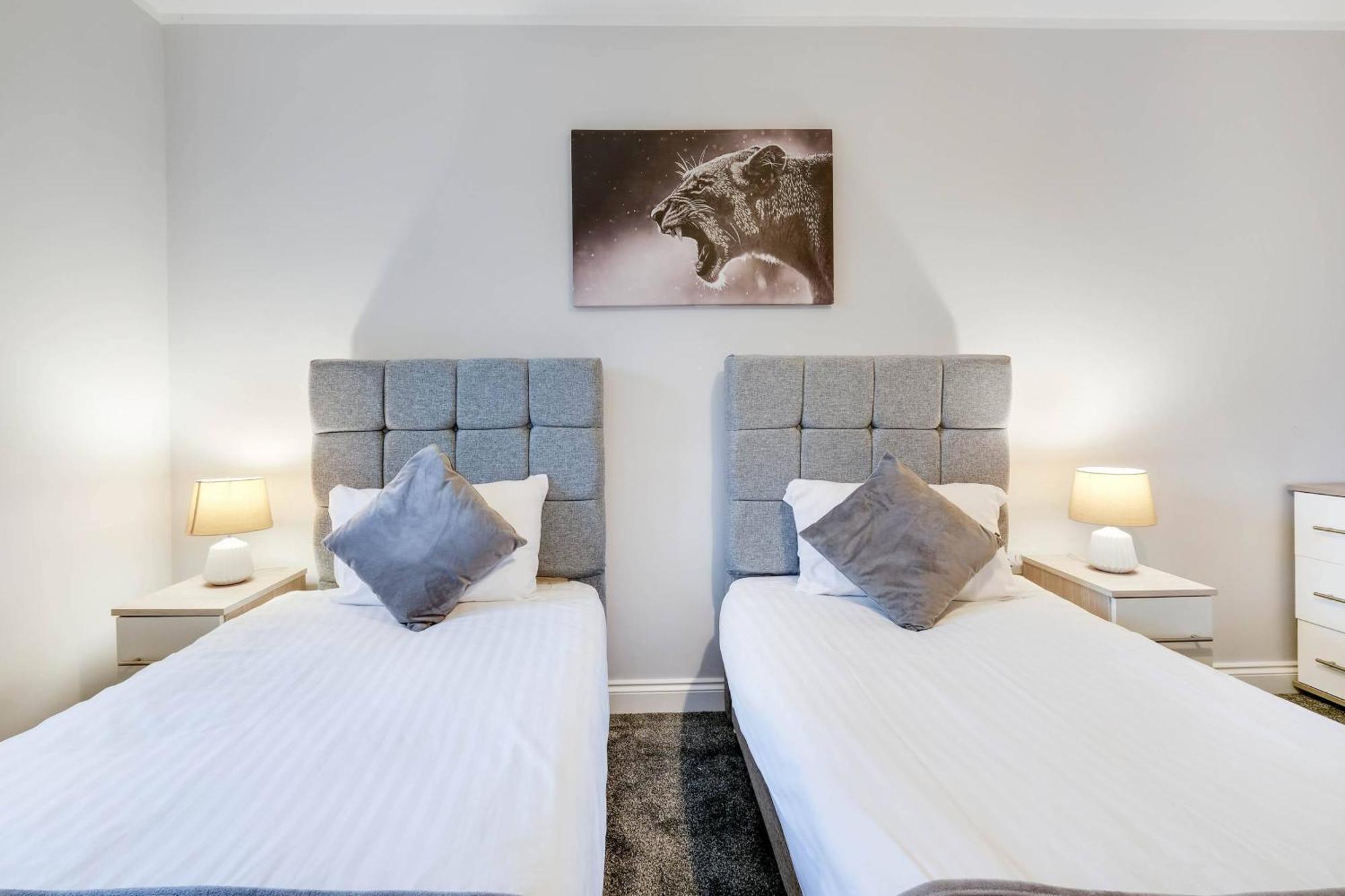 2 Bedroom Penthouse With Parking High Wycombe By 360Stays Extérieur photo