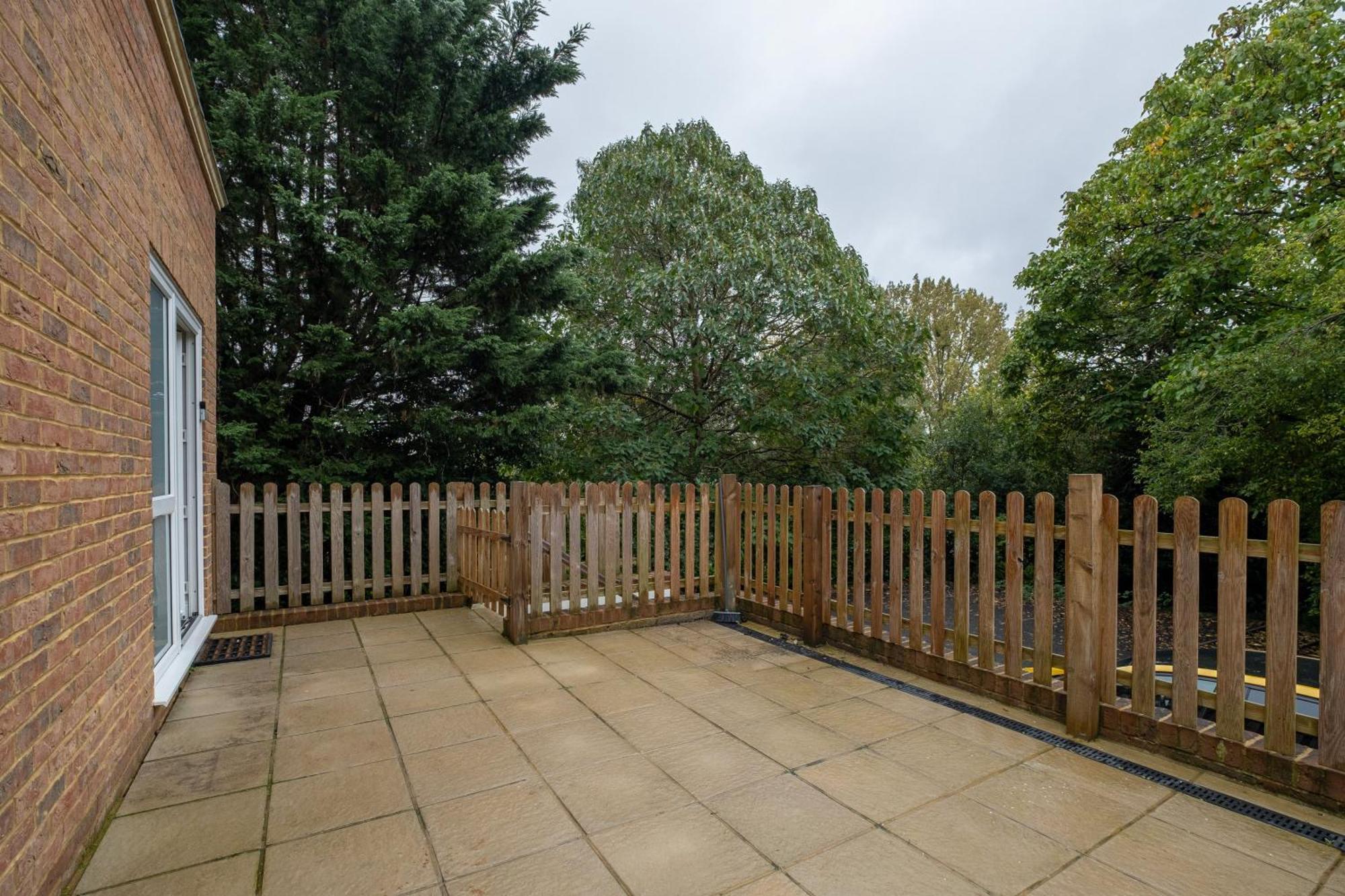 2 Bedroom Penthouse With Parking High Wycombe By 360Stays Extérieur photo