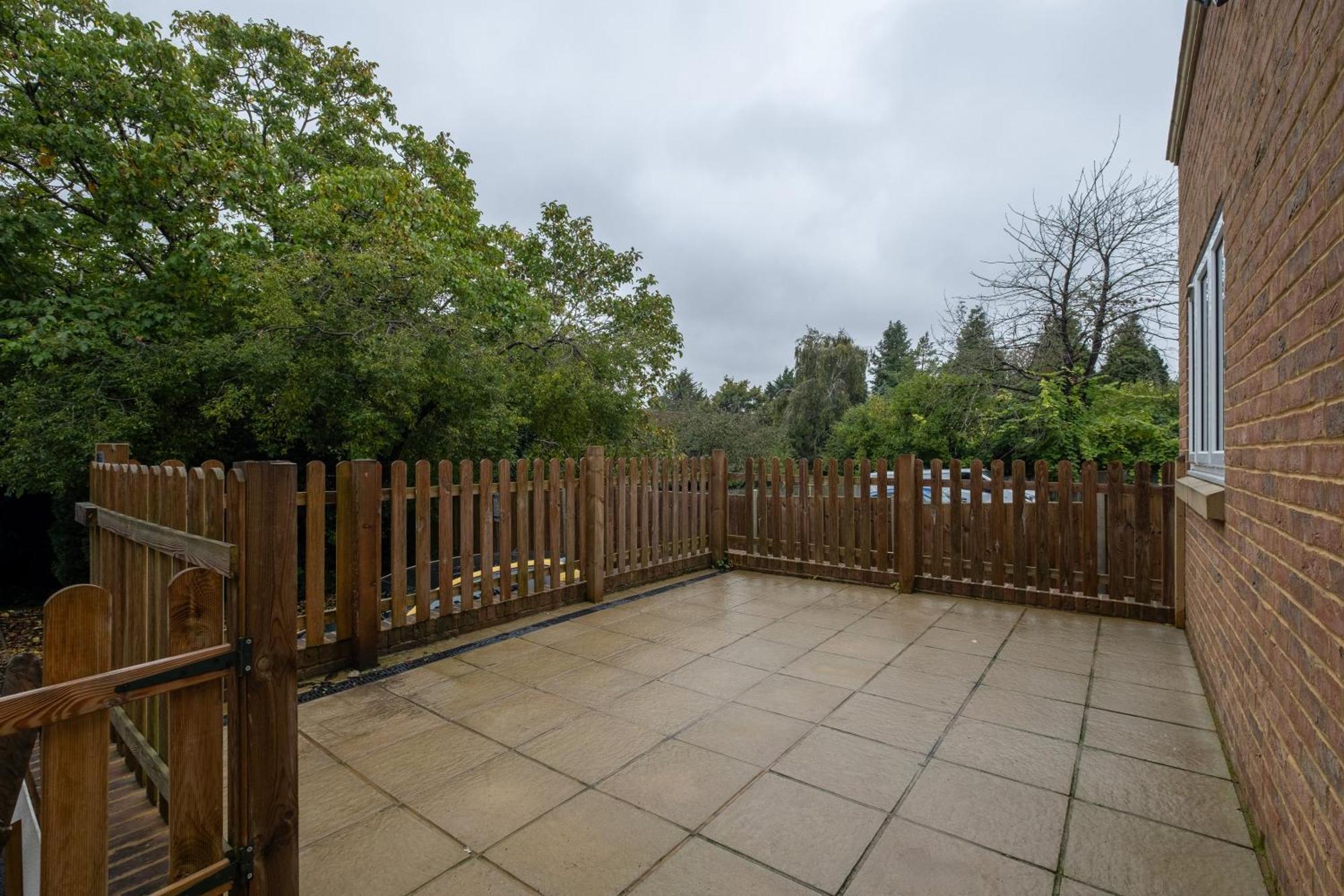 2 Bedroom Penthouse With Parking High Wycombe By 360Stays Extérieur photo