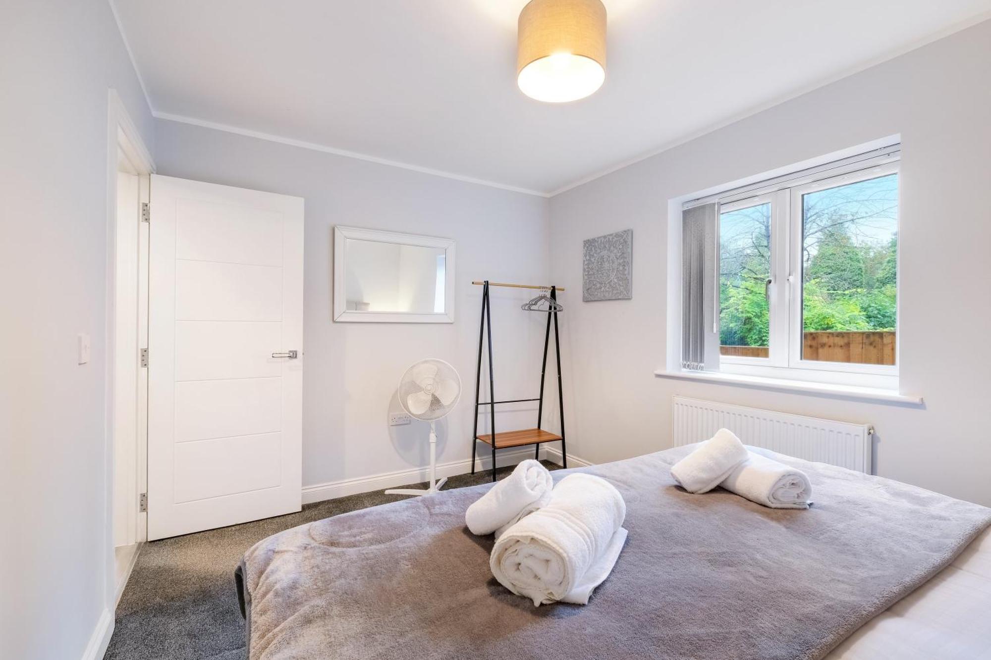 2 Bedroom Penthouse With Parking High Wycombe By 360Stays Extérieur photo