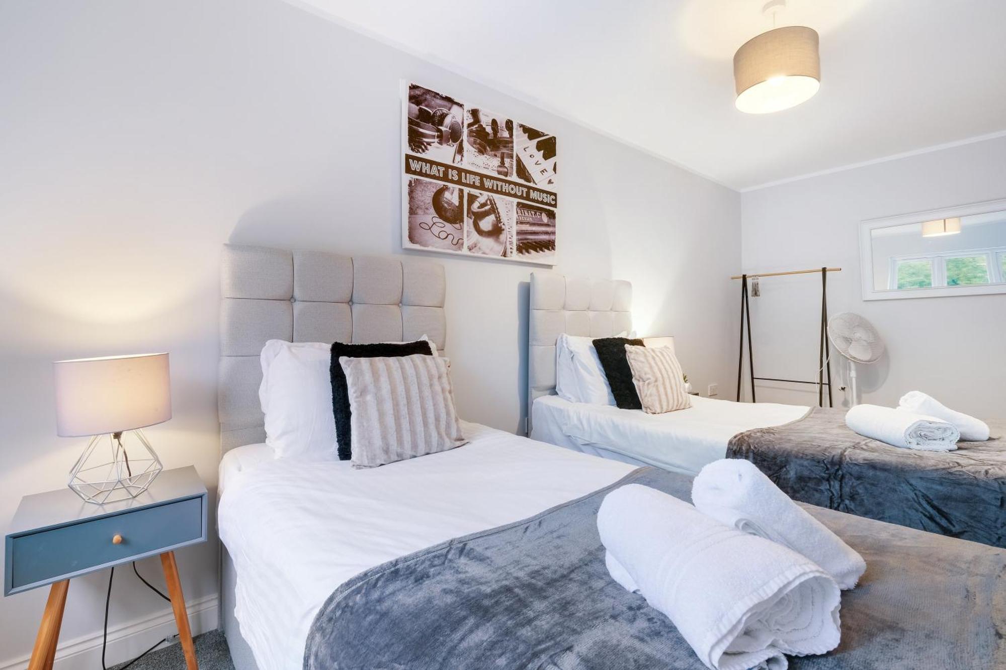 2 Bedroom Penthouse With Parking High Wycombe By 360Stays Extérieur photo