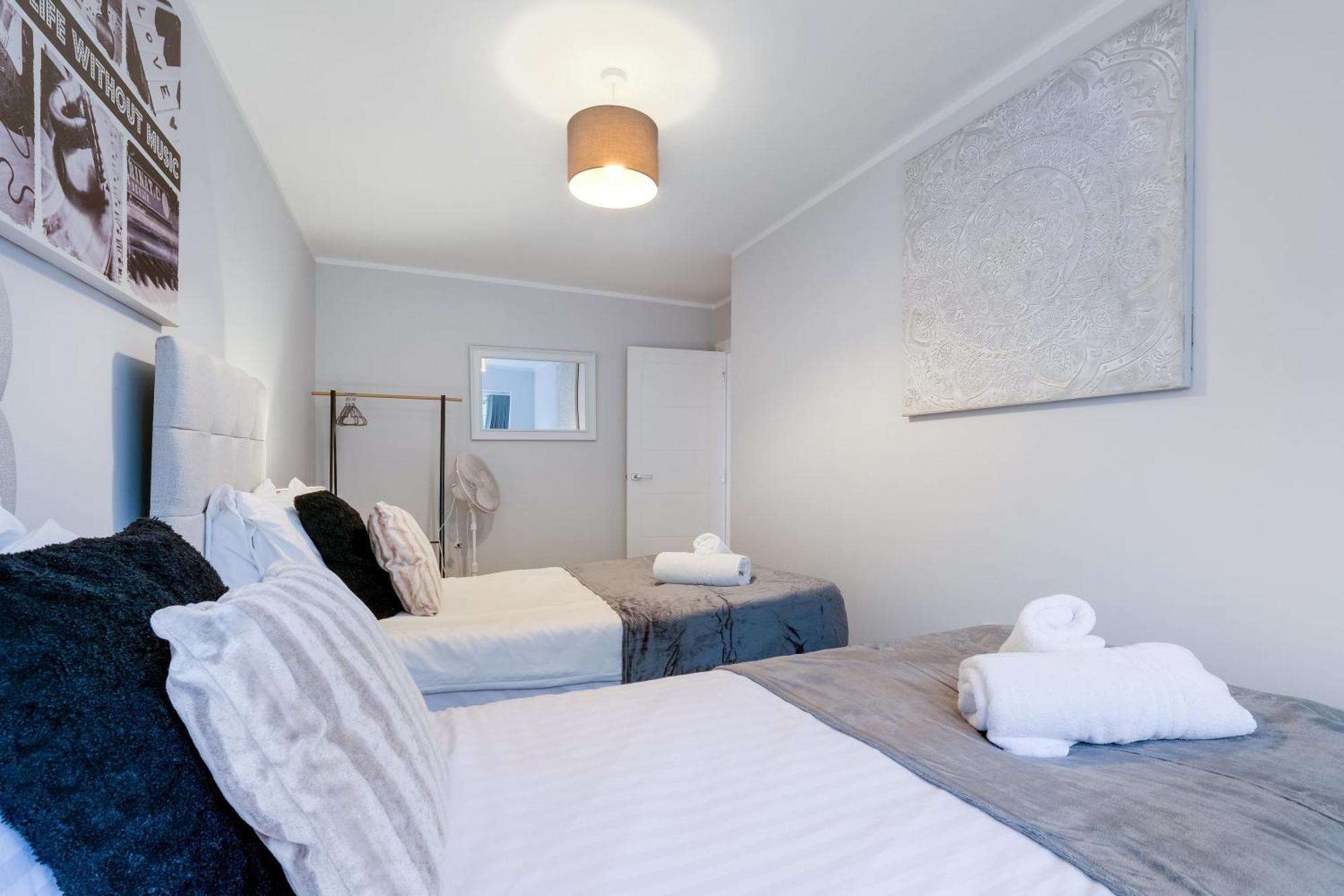 2 Bedroom Penthouse With Parking High Wycombe By 360Stays Extérieur photo