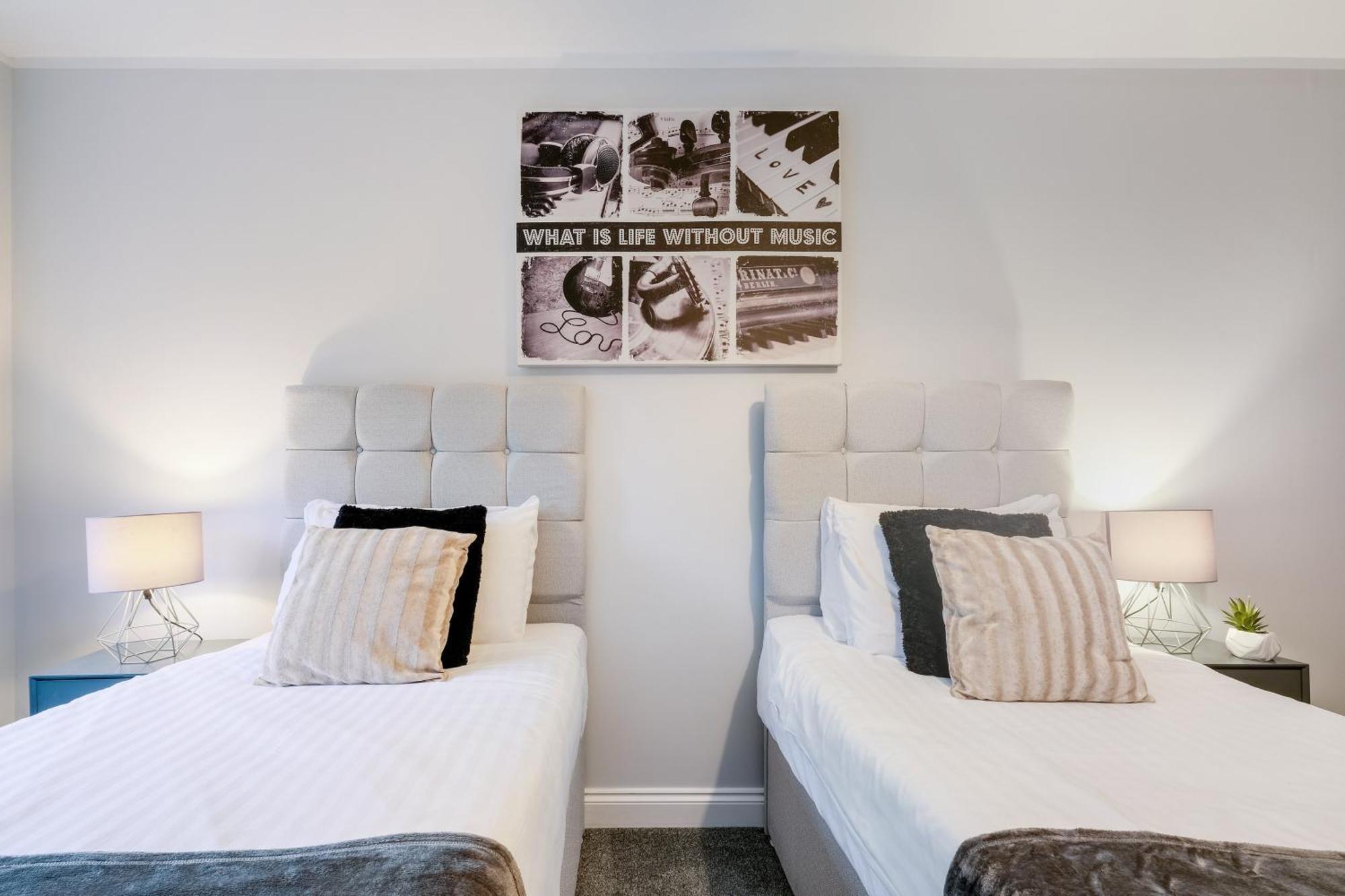 2 Bedroom Penthouse With Parking High Wycombe By 360Stays Extérieur photo