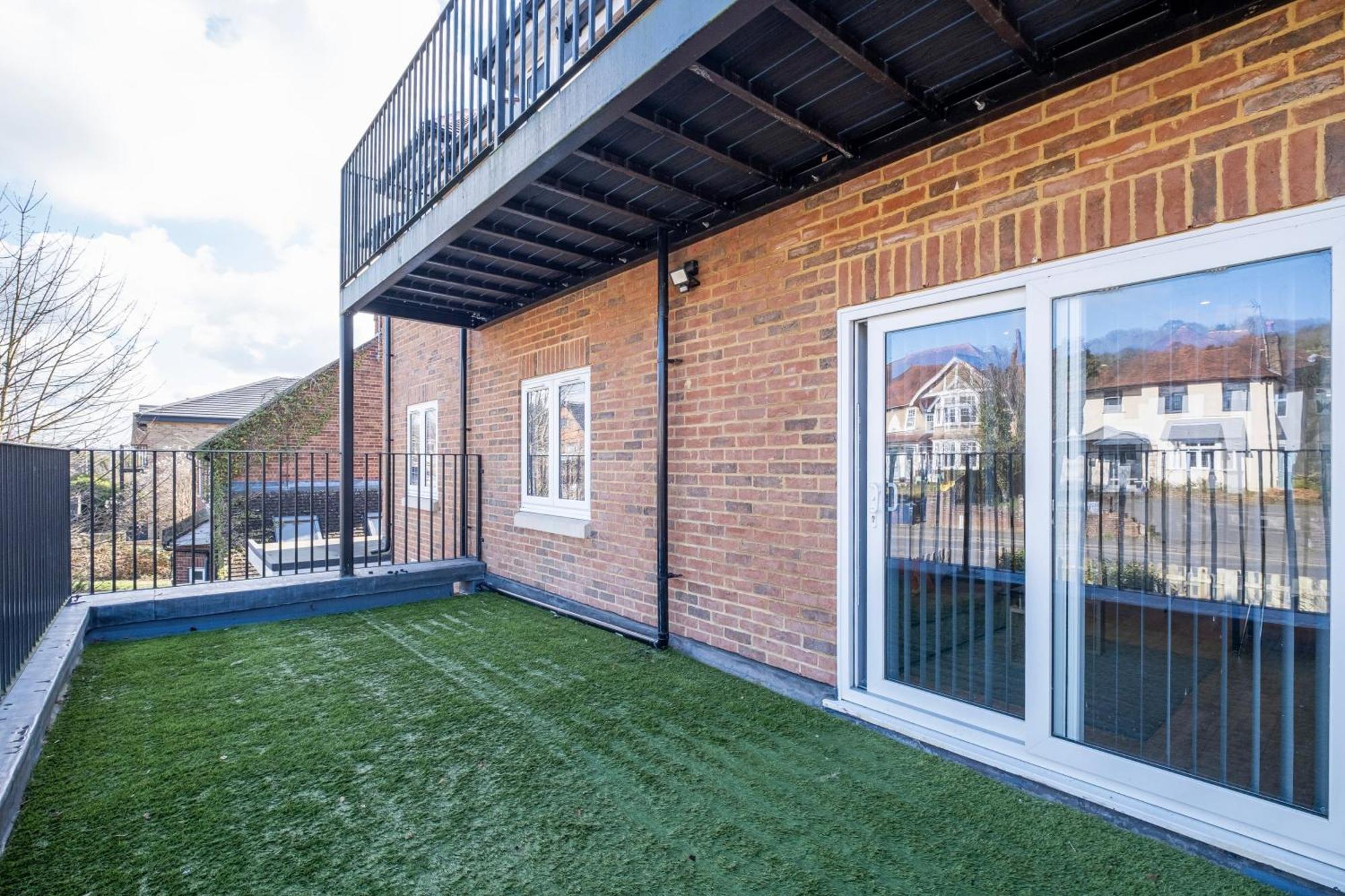 2 Bedroom Penthouse With Parking High Wycombe By 360Stays Extérieur photo