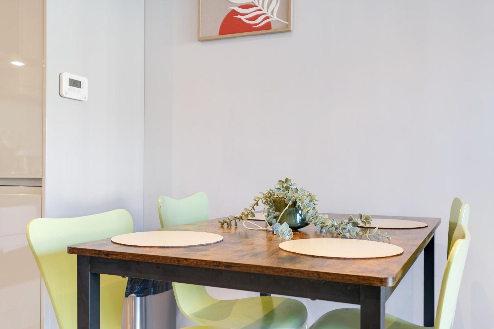 2 Bedroom Penthouse With Parking High Wycombe By 360Stays Extérieur photo