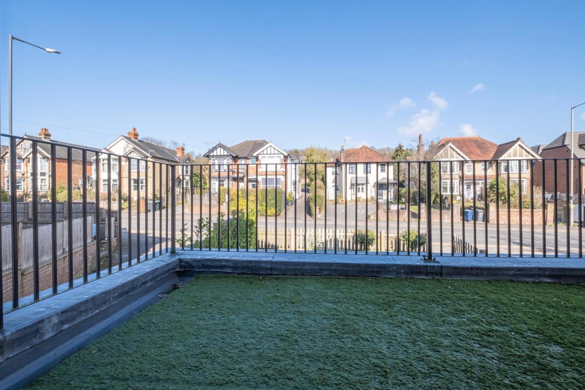 2 Bedroom Penthouse With Parking High Wycombe By 360Stays Extérieur photo