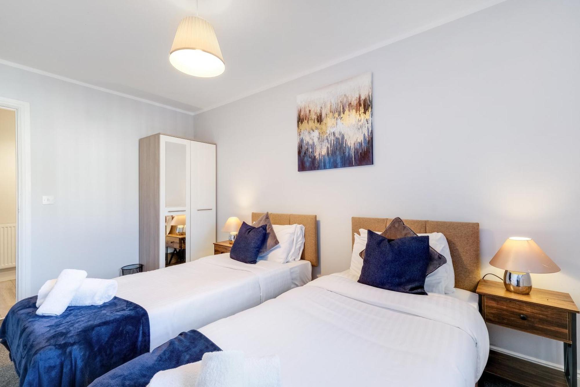 2 Bedroom Penthouse With Parking High Wycombe By 360Stays Extérieur photo