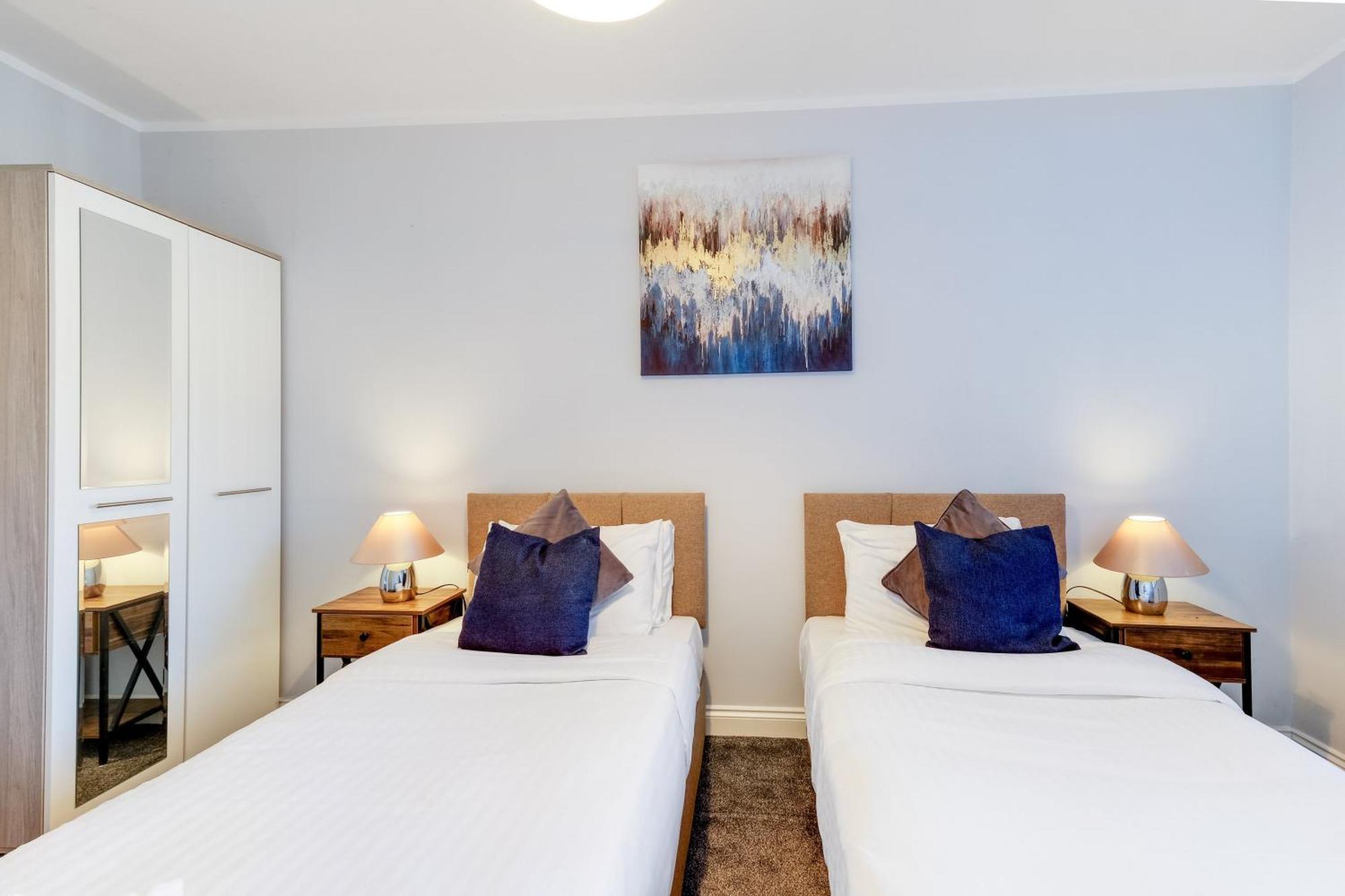 2 Bedroom Penthouse With Parking High Wycombe By 360Stays Extérieur photo
